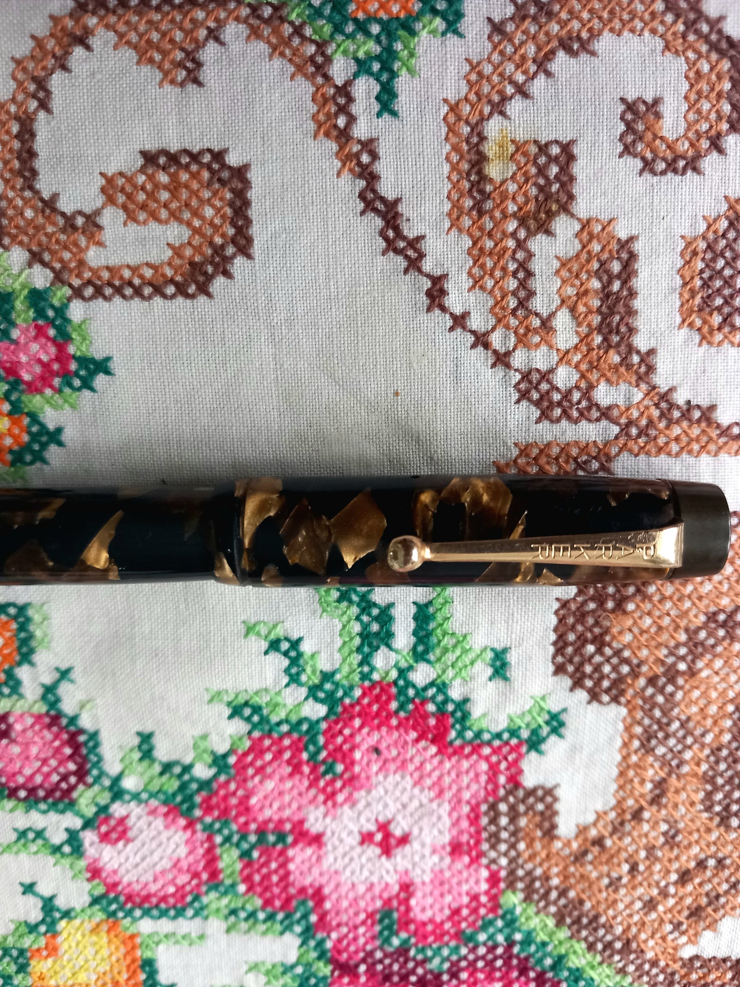 Vintage Parker Victory Black/Gold Marble Push Button Refiller Fountain Pen.