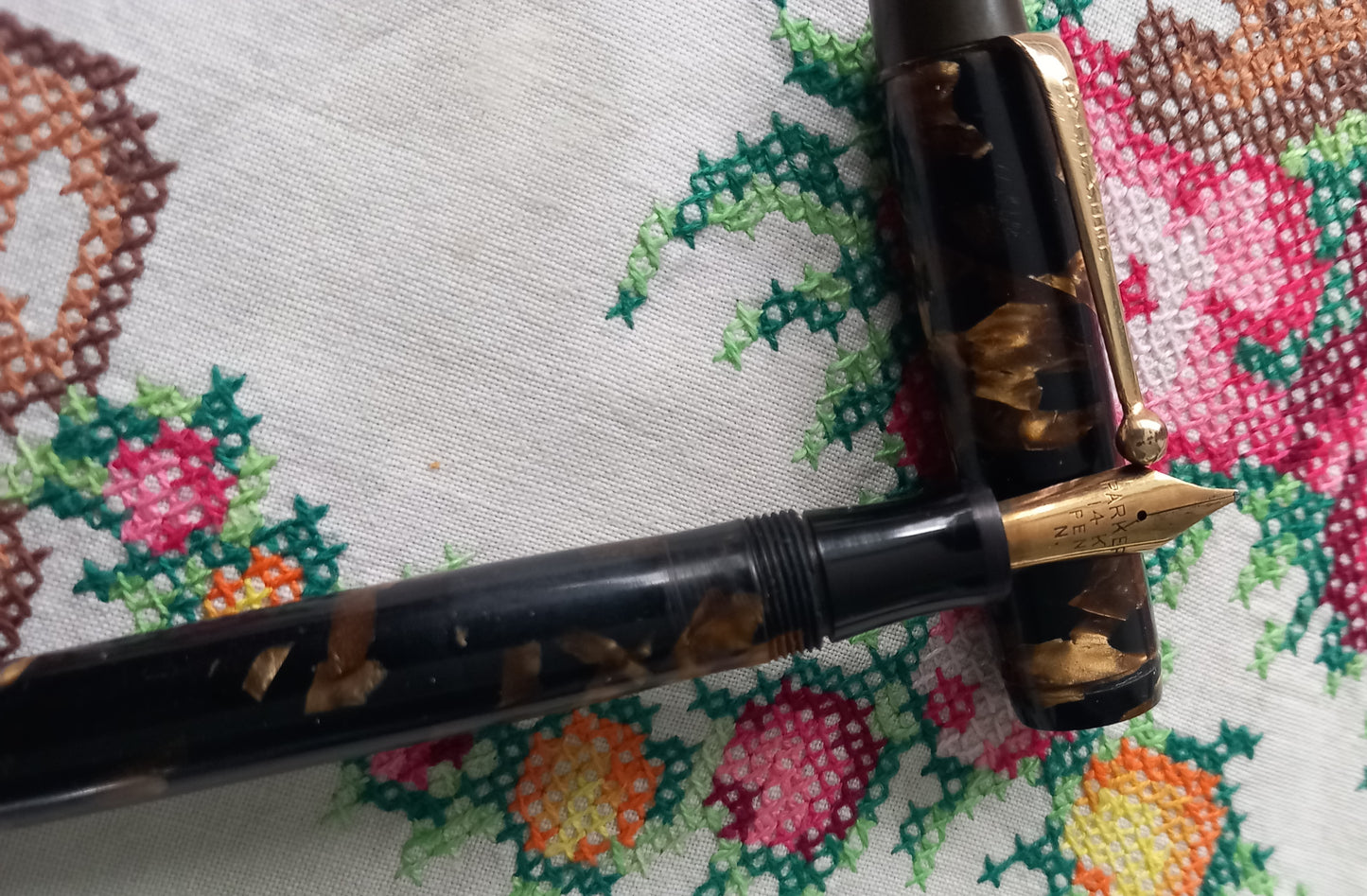 Vintage Parker Victory Black/Gold Marble Push Button Refiller Fountain Pen.