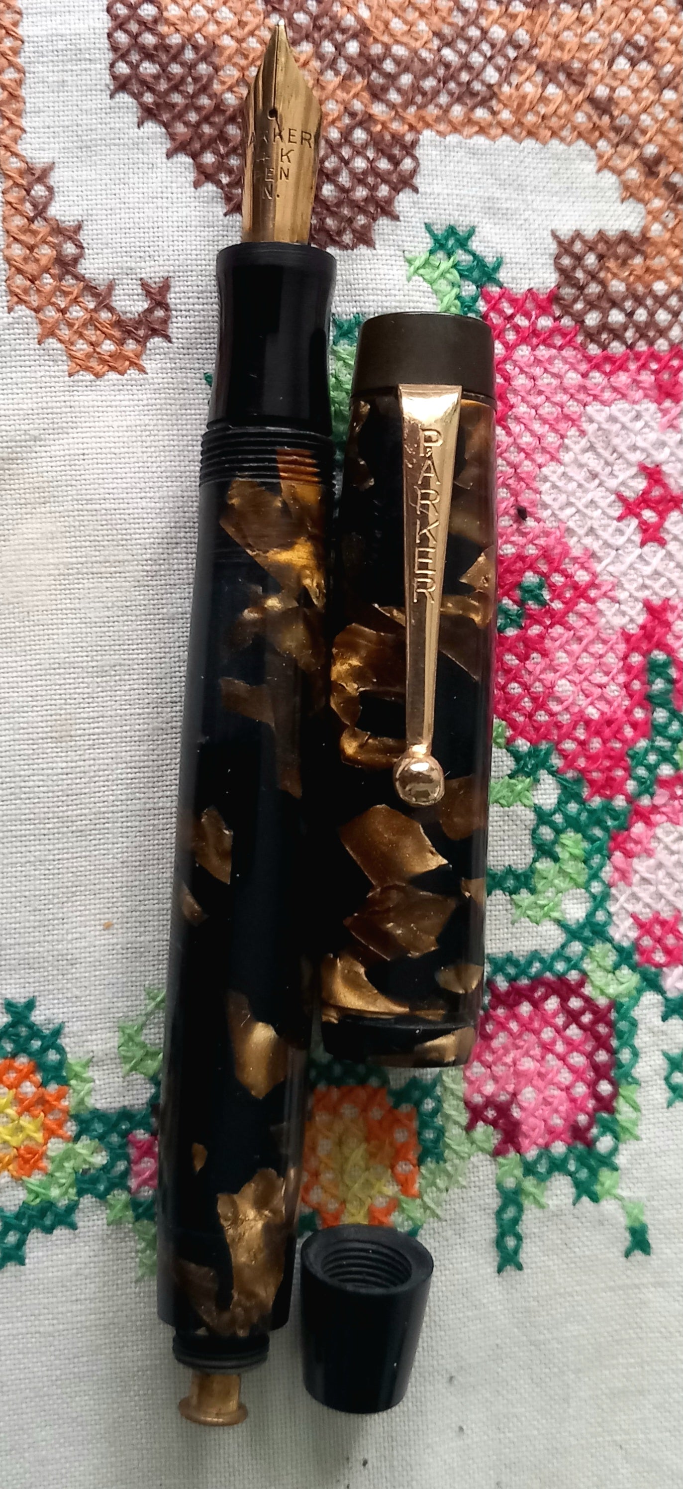 Vintage Parker Victory Black/Gold Marble Push Button Refiller Fountain Pen.